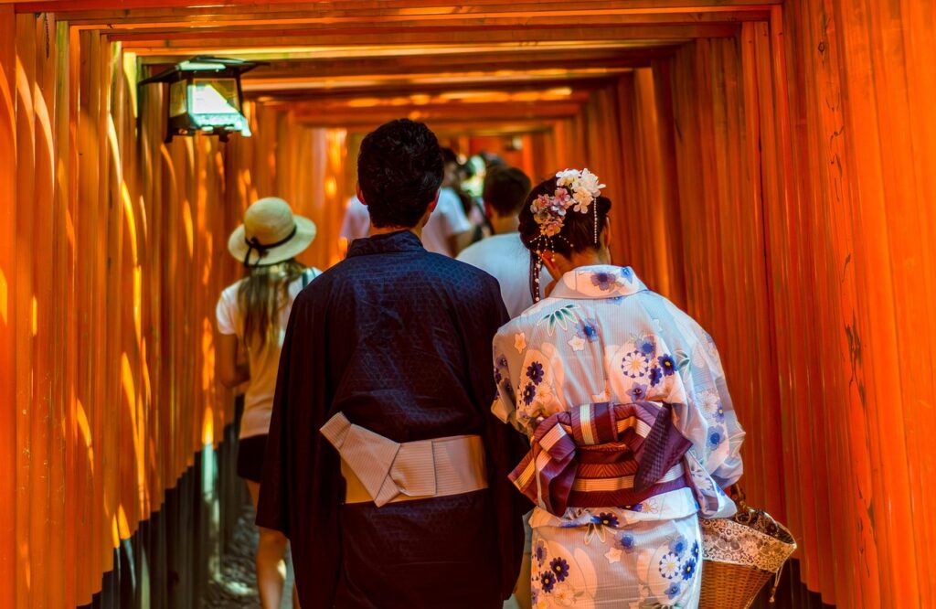 couples, torii, kimono, fushimi inari, travel, kyoto, japan